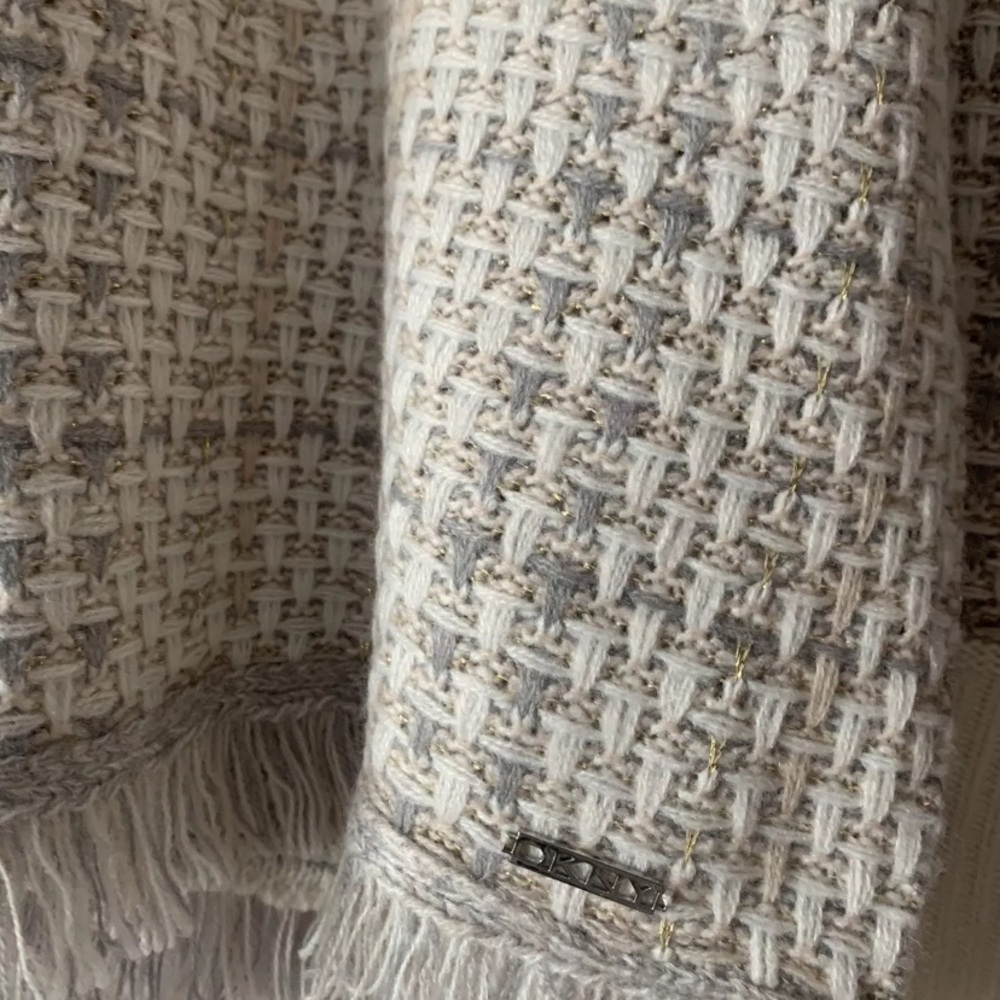 DKNY Women’s Sz Medium Cream Metallic Fringe Loose Fit Pullover Casual Sweater - Picture 3 of 6